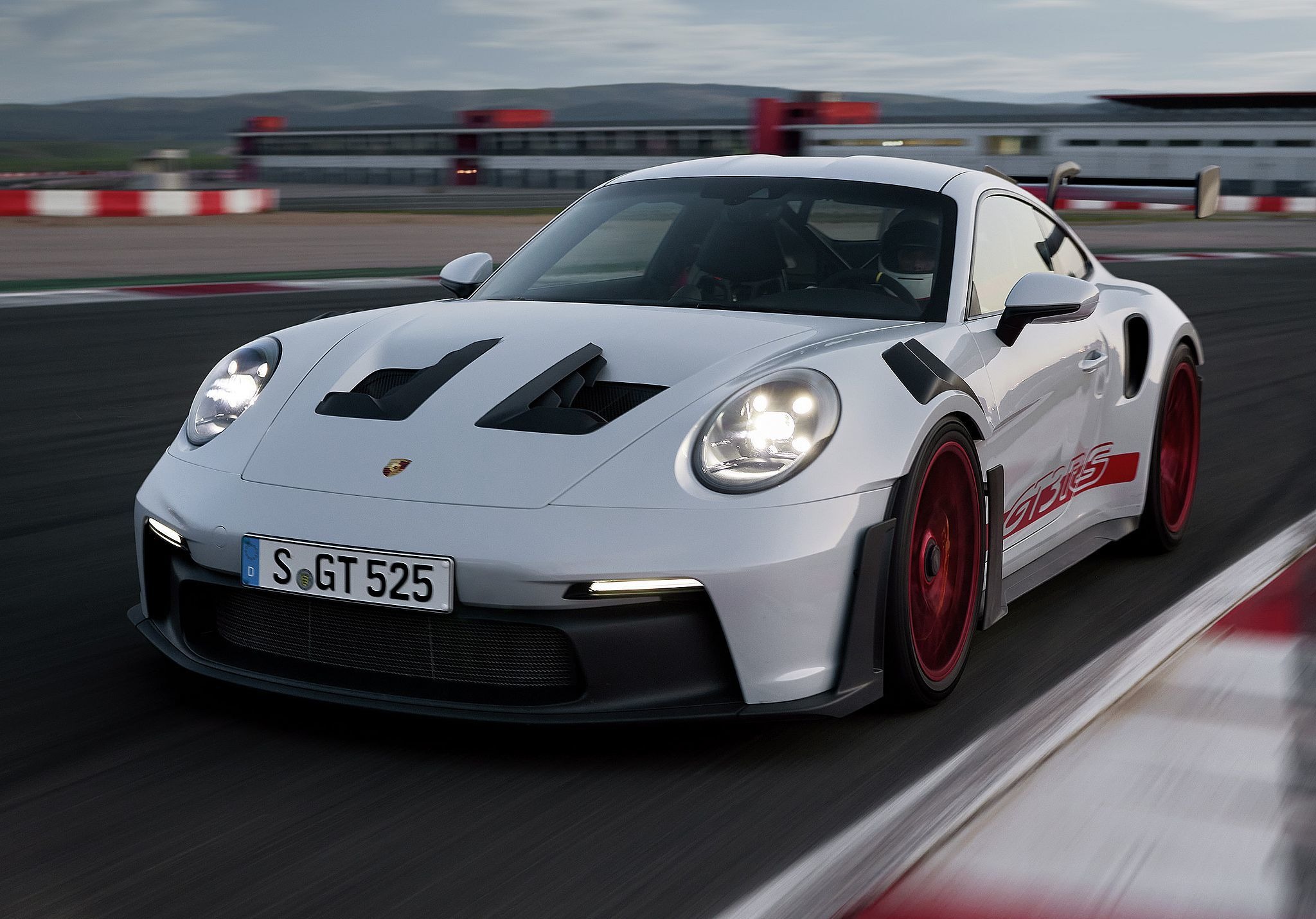 ポルシェ 911「GT3 RS」新型、525馬力の自然吸気ボクサー搭載…欧州発表
